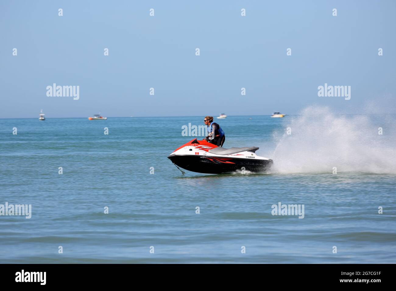 Un jeune homme qui fait de la vitesse sur un jet ski à Clearwater, en Floride, aux États-Unis Banque D'Images