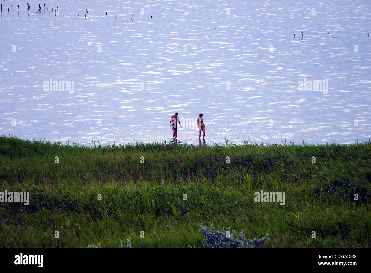 RÉGION D'ODESA, UKRAINE - 11 AVRIL 2021 - UN homme et une femme marchent au fond de la cheville à Kuialnyk Liman, l'estuaire de la rivière Velykyyi Kuialnyk au nord d'Odesa Banque D'Images