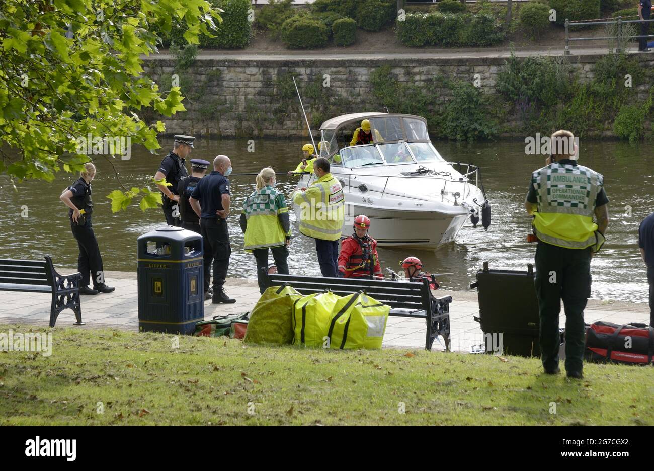 Maidstone, Kent, Royaume-Uni. Opération de recherche et de sauvetage à la recherche d'un homme dans la rivière Medway. Des équipes de police et d'ambulance travaillant avec un bateau privé aidant Banque D'Images