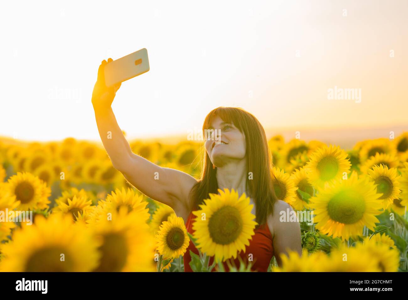 Femme prenant Selfie dans un champ Banque D'Images
