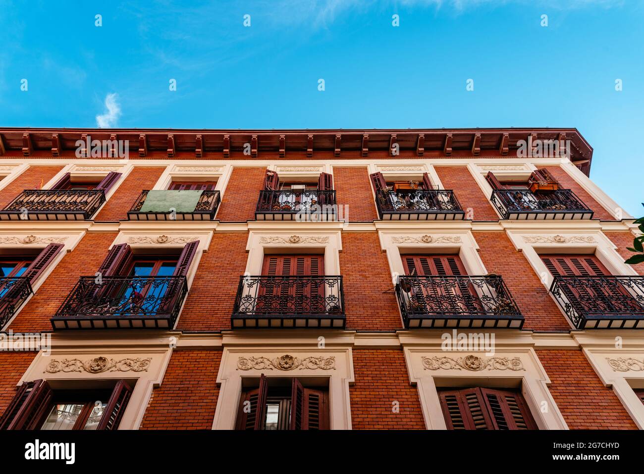 Vue à angle bas de l'ancien bâtiment résidentiel récemment rénové contre le ciel bleu. Madrid, Espagne Banque D'Images