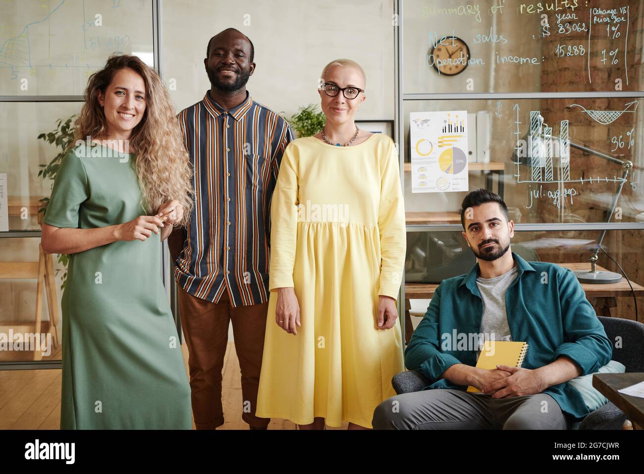 Portrait d'une équipe de designers professionnels qui se penche sur la caméra tout en travaillant au bureau Banque D'Images