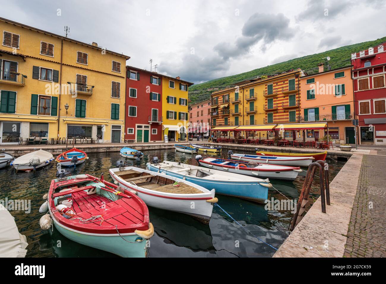 Port du village de Castelletto di Brenzone, station touristique sur la côte du lac de Garde. Municipalité de Brenzone sul Garda, Vérone, Vénétie, Italie. Banque D'Images