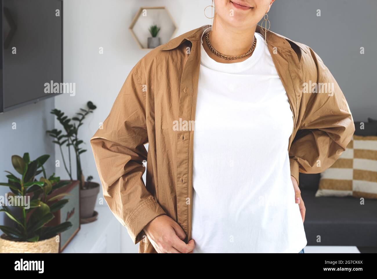 Femme portant un T-shirt blanc Mock up. Maquette toile Bella. Chemise de fête des mères Banque D'Images