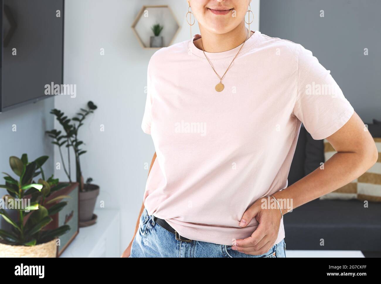 Femme portant un T-shirt de couleur poudreuse Mock up. Maquette toile Bella. Chemise de fête des mères Banque D'Images