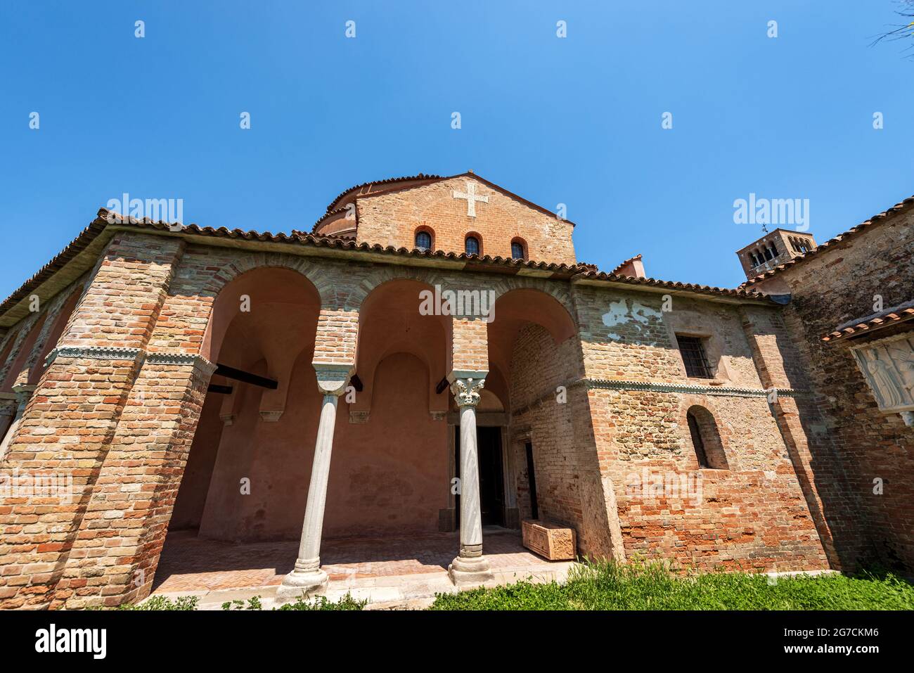Eglise de Santa Fosca (IX-XII siècle) dans l'île de Torcello dans le style vénitien-byzantin, complexe de la basilique et de la cathédrale de Santa Maria Assunta. Banque D'Images