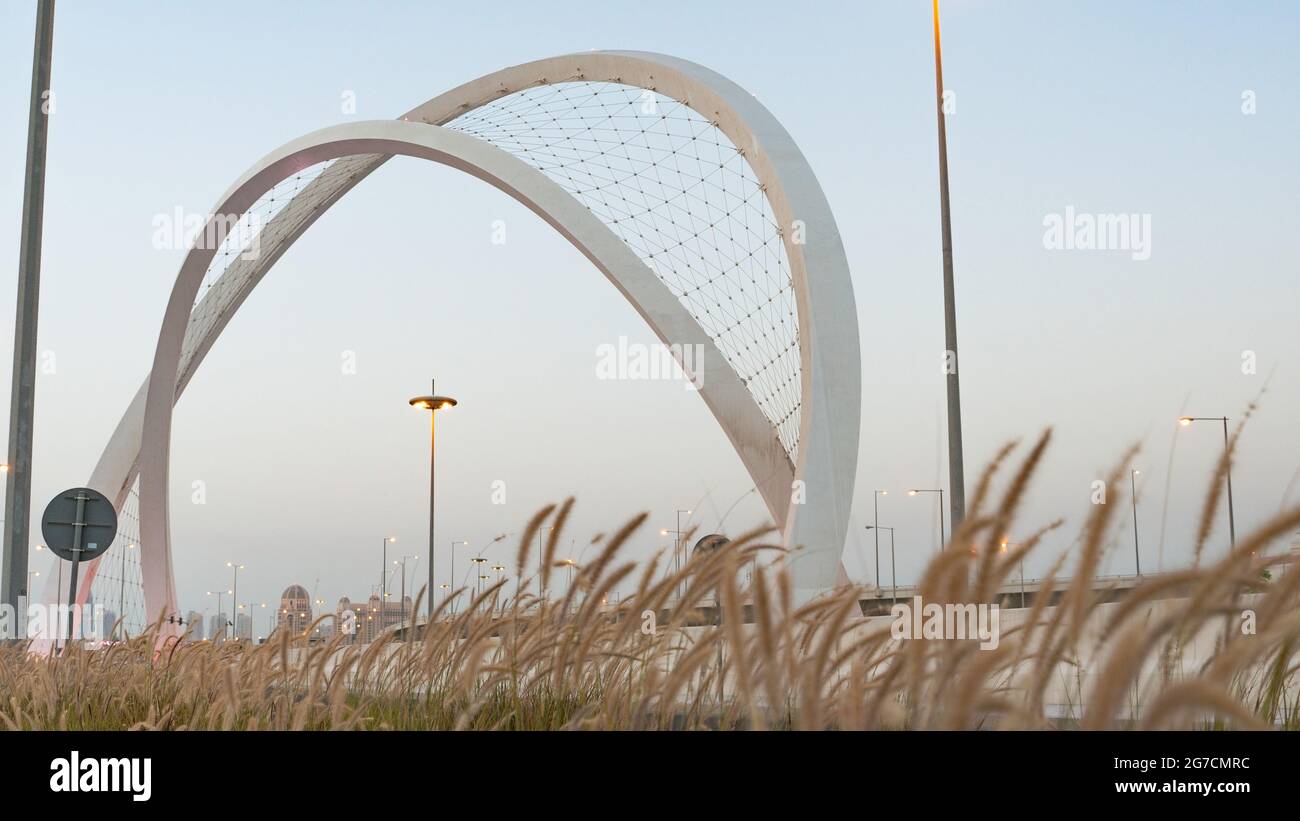 Doha, Qatar - 26 mai 2021 : pont Al Wahda dans la ville de doha, connu sous le nom de pont de l'arche 56. Mise au point sélective Banque D'Images