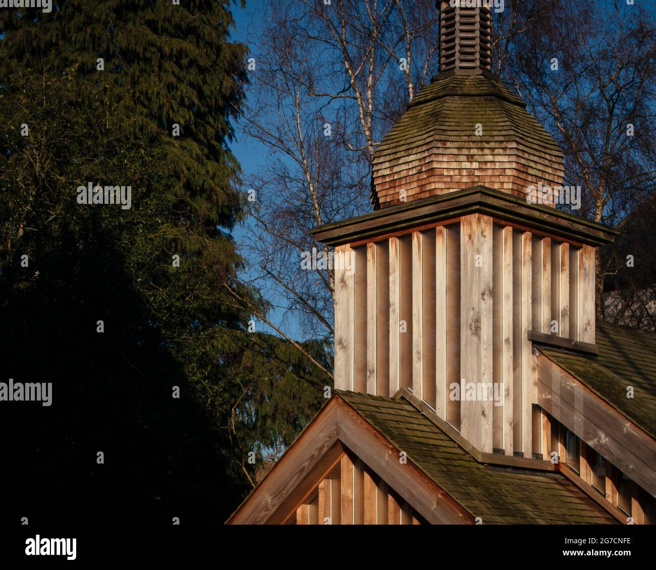 Chapelle du Mémorial du Bélarus, vue rognée sur le clocher et le dôme en bois. Chapelle commémorative biélorusse, Londres, Royaume-Uni. Architecte: Spheron, 2017. Banque D'Images