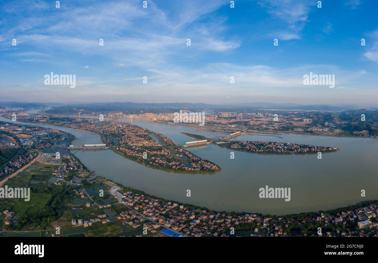 13 juillet 2021, Wuzhou, Wuzhou, Chine: Dans la soirée du 12 juillet 2021, des photographies aériennes de drone du projet de conservation de l'eau de Changzhou à Wuzhou, dans la région autonome de Guangxi Zhuang, ont montré un magnifique paysage.le projet de conservation de l'eau de Changzhou est à 12 kilomètres du centre-ville de Wuzhou. Il s'agit d'un projet de conservation de l'eau à grande échelle qui se concentre sur la production d'électricité et qui présente des avantages d'utilisation complets comme le contrôle des inondations, le transport maritime, l'aquaculture, la protection de l'environnement, l'approvisionnement en eau et l'irrigation, et le tourisme. Le barrage de la centrale est de 3.5 kilomètres de long et est équipé W Banque D'Images