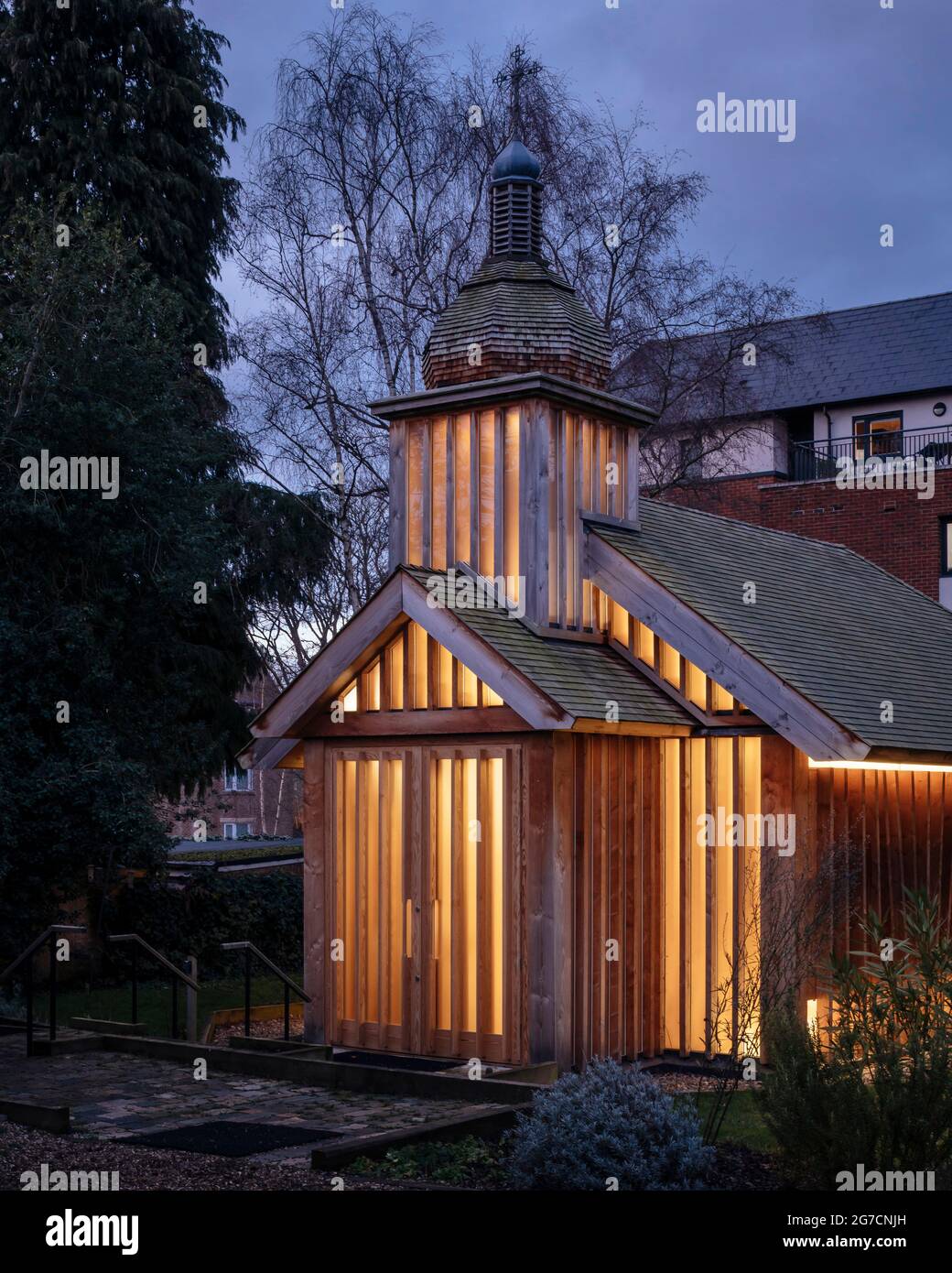 Chapelle du Mémorial du Bélarus, prise de vue au crépuscule, vue sur l'entrée de la chapelle, clocher et dôme avec lumières. Chapelle commémorative biélorusse, Londres, Royaume-Uni Banque D'Images