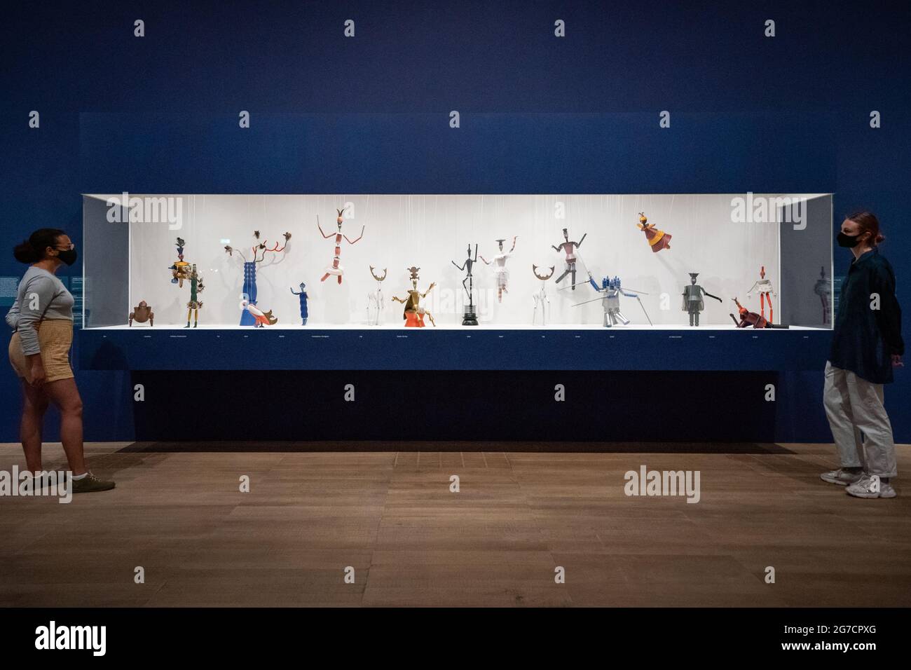 Les gens voient 17 marionnettes à cordes Dada Marionettes King Stag de Sophie Taeuber-ARP exposées lors d'un appel photo pour la nouvelle exposition Sophie Taeuber-ARP au Tate Modern de Londres. Date de la photo: Mardi 13 juillet 2021. Banque D'Images