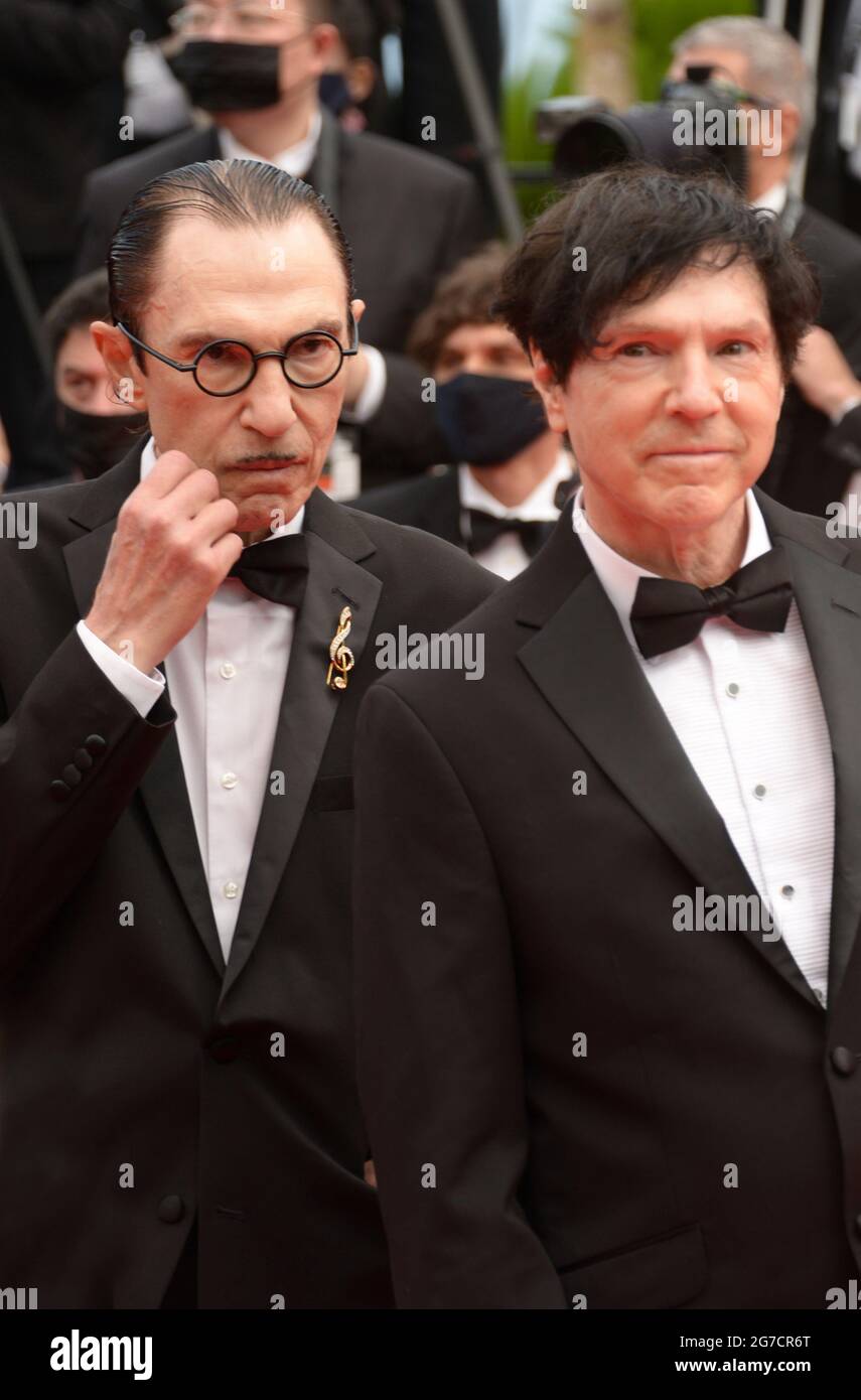 12 juillet 2021, CANNES, France: CANNES, FRANCE - 12 JUILLET: Ron Mael et Russell Mael de Sparks assistent à la projection de ''The French Dispatch'' lors du 74e Festival annuel du film de Cannes, le 12 juillet 2021 à Cannes, France. (Image de crédit : © Frederick InjimbertZUMA Wire) Banque D'Images