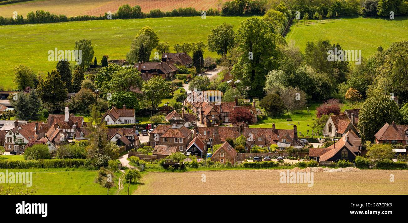 Royaume-Uni, Angleterre, Buckinghamshire, Hambleden Valley, Turville, Vue panoramique sur le village depuis la colline de Turville Banque D'Images