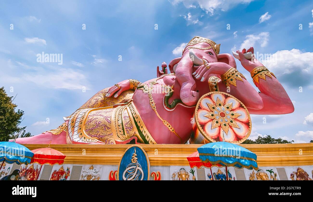 Wat Saman Rattanaram temple aux pétales de fleurs à Chachoengsao, Thaïlande Banque D'Images