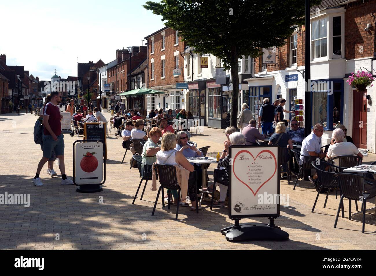 Les gens se sont assis à des tables de café en plein air, Henley Street, Stratford-upon-Avon, Warwickshire, Angleterre, ROYAUME-UNI Banque D'Images