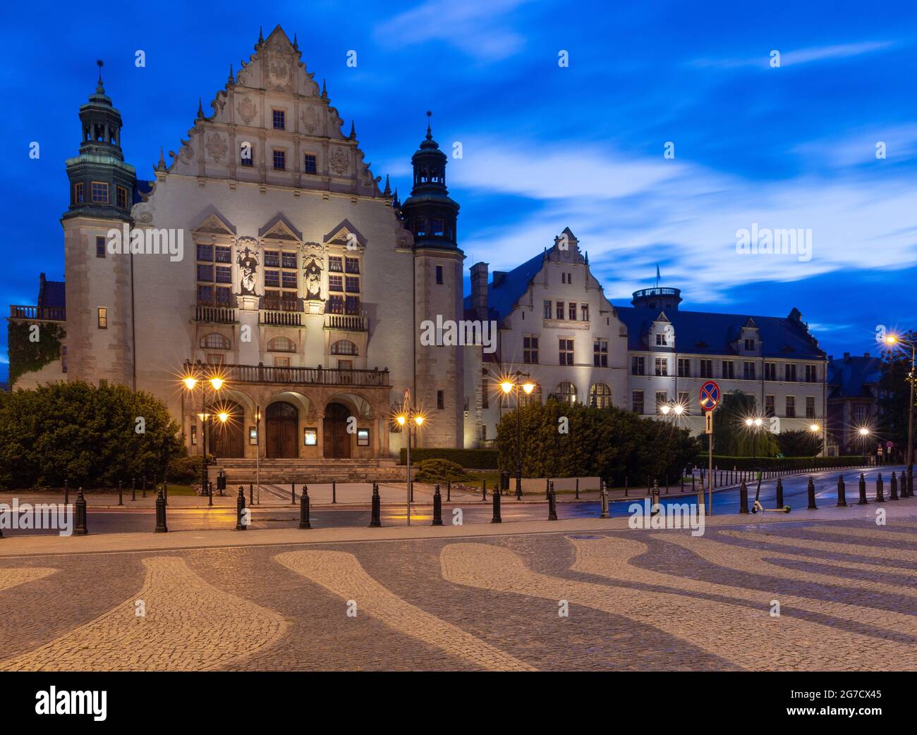 Façade de l'ancien bâtiment universitaire médiéval au coucher du soleil. Poznan. Pologne. Banque D'Images