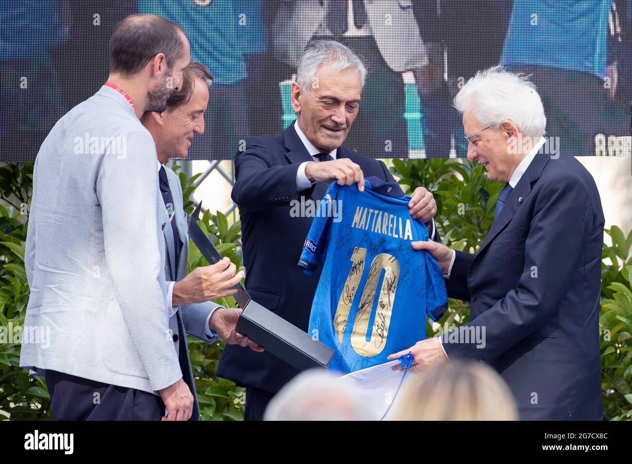 Rome, Italie. 12 juillet 2021. Il Presidente Sergio Mattarella le trophée de l'UEFA EURO 2020 les joueurs et le personnel de l'équipe nationale italienne de football arrivent pour assister à une cérémonie au palais présidentiel du Quirinale à Rome le 12 juillet 2021, un jour après que l'Italie a remporté le match de football final de l'UEFA EURO 2020 entre l'Italie et l'Angleterre. Ammendolai- Uff Stampa /Spaziani crédit: dpa/Alay Live News Banque D'Images