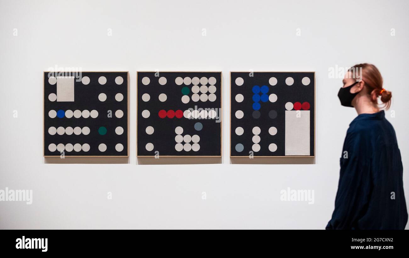 Londres, Royaume-Uni. 13 juillet 2021. Un membre du personnel pose avec 'Three Circle Pictures (Triptych)', 1933. Aperçu de la première exposition rétrospective britannique à Tate Modern of uvres de Sophie Taeuber-ARP (1889-1943), l'un des plus grands artistes et designers abstraits des années 1920 et 1930. Travaux de la carrière accomplie de Taeuber-ARP en tant que peintre, architecte, enseignant, écrivain et concepteur de textiles, de marionnettes et d’intérieurs, du 15 juillet au 17 octobre 2021. Credit: Stephen Chung / Alamy Live News Banque D'Images