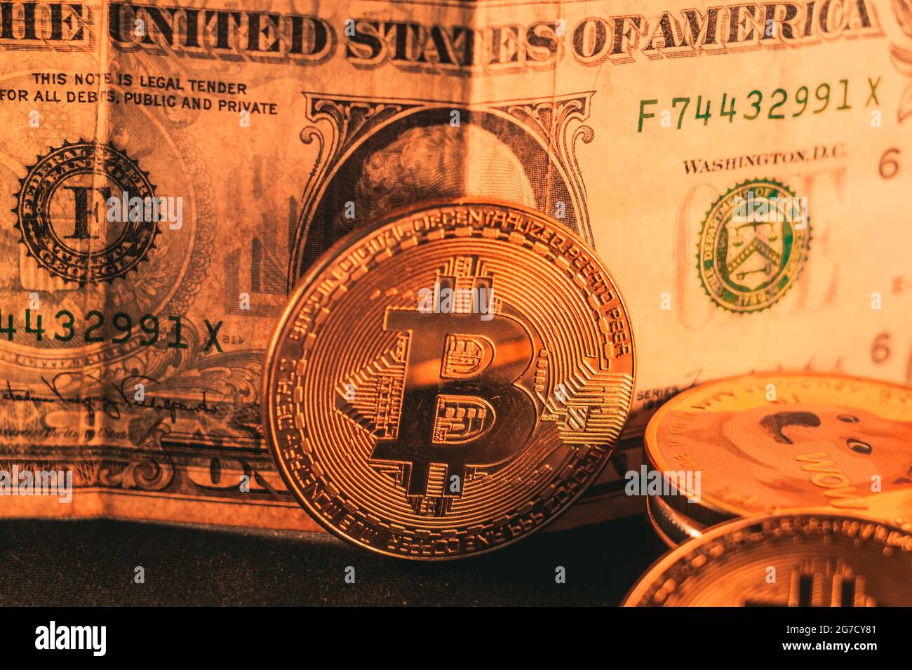 Pile de bitcoins d'or et facture d'un dollar Banque D'Images