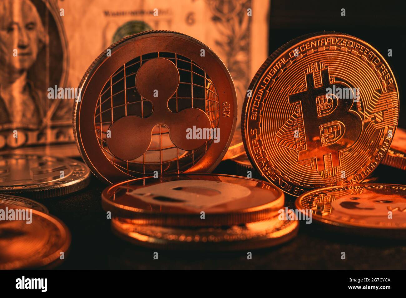 Pile de bitcoins d'or et facture d'un dollar Banque D'Images