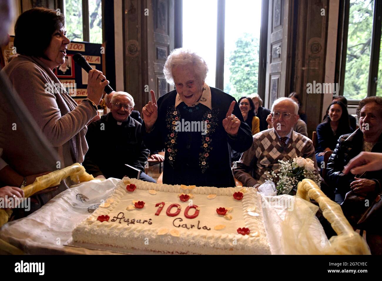 M. Carla fête ses 100e années avec un gâteau d'anniversaire à la maison privée de retraite, à Lentate sul Seveso, Milan, Italie. Banque D'Images