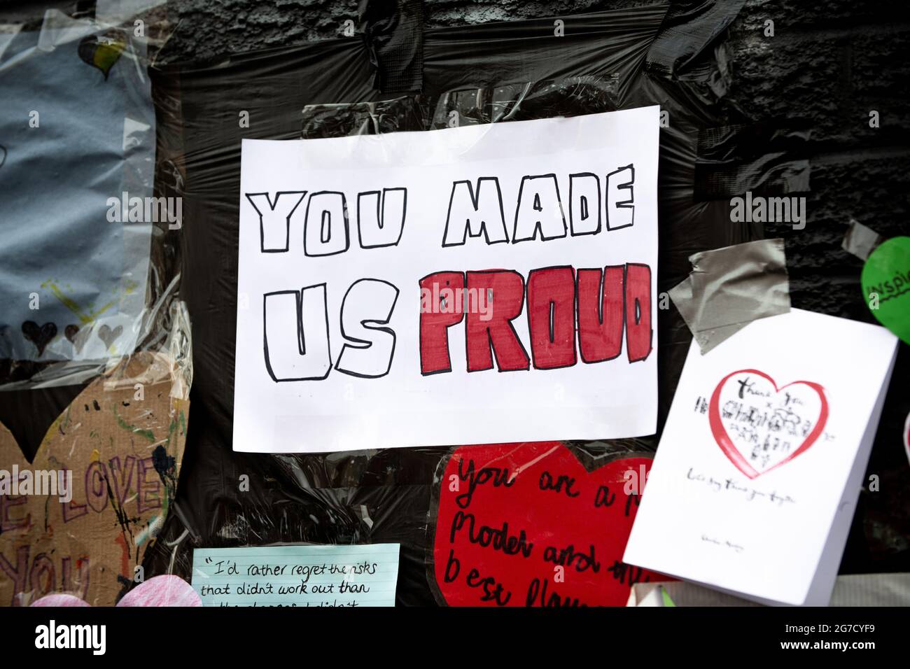 Withington, Manchester, Royaume-Uni. 13 juillet 2021. L'artiste AKSE P19 répare sa fresque de Marcus Rashford après qu'elle ait été dépeinte après l'échec de la pénalité des grévistes d'Angleterre. Les gens avaient déjà couvert la partie défacée du mur avec des messages de soutien. Crédit : Howard Harrison/Alay Live News Banque D'Images