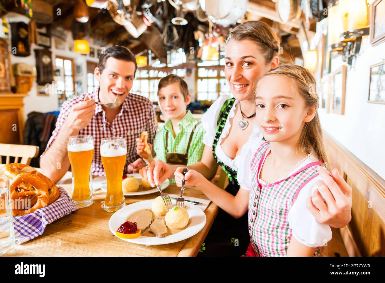 La famille de Bavière ayant repas traditionnel dans un restaurant allemand Banque D'Images
