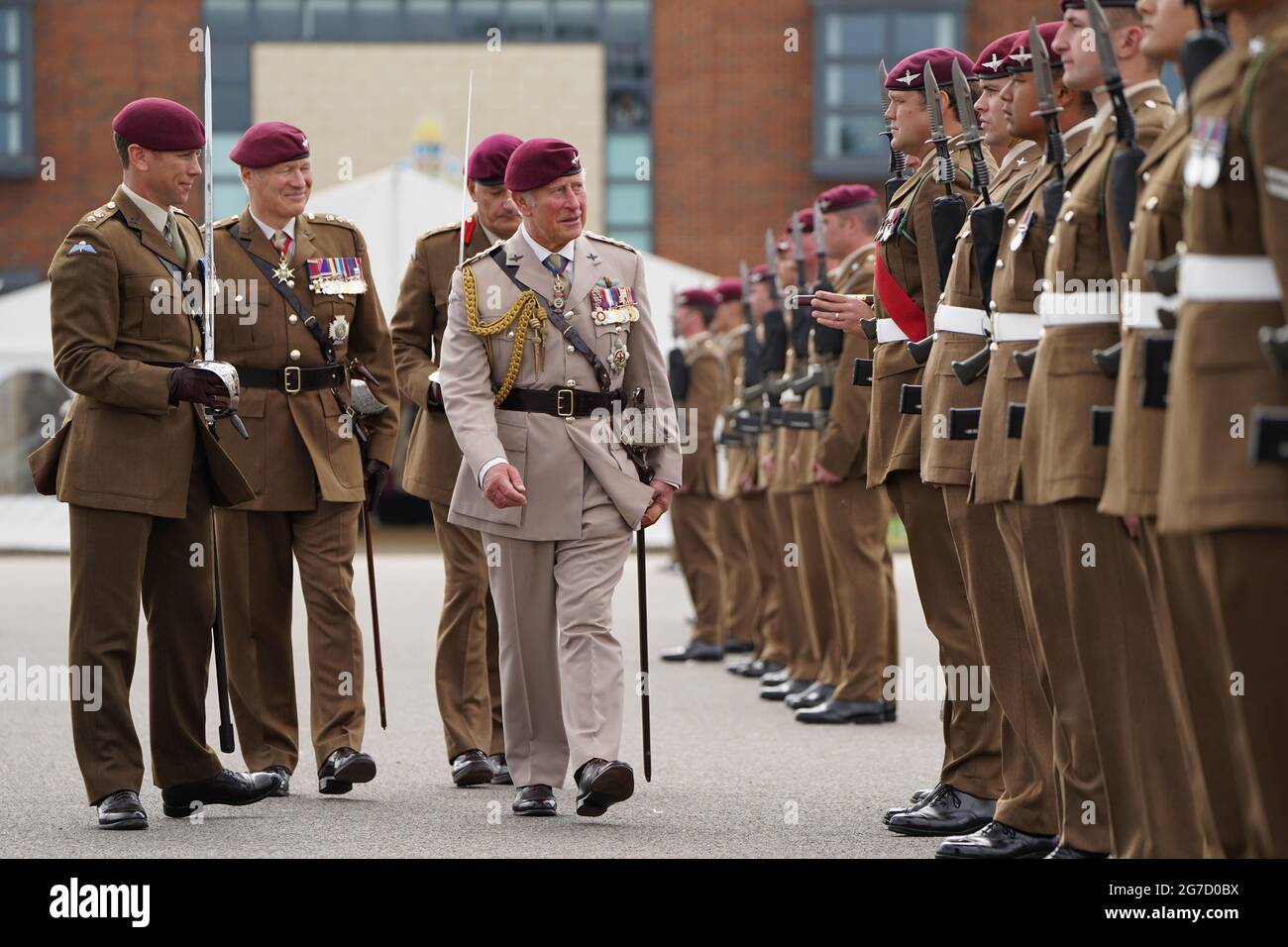 Le Prince de Galles, colonel en chef, inspecte le rang de premier rang des représentants des 1er, 2e et 3e bataillons du Régiment de parachutistes au cours d'une cérémonie pour présenter de nouvelles couleurs au Régiment de la caserne Merville de Colchester. Date de la photo: Mardi 13 juillet 2021. Banque D'Images