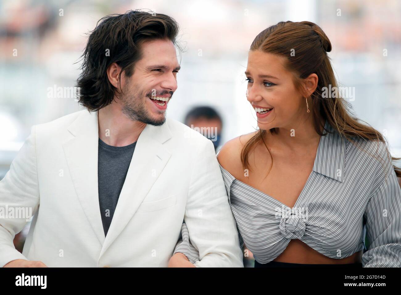 Petite Amie François Civil Compagne François civil cannes Banque de photographies et d'images à haute  résolution - Alamy