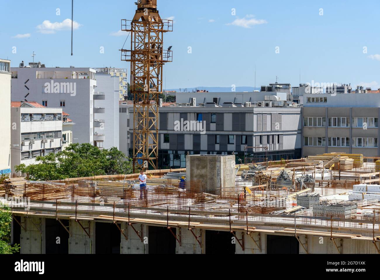 Travailleur de la construction sur le chantier de construction de la ville. Banque D'Images