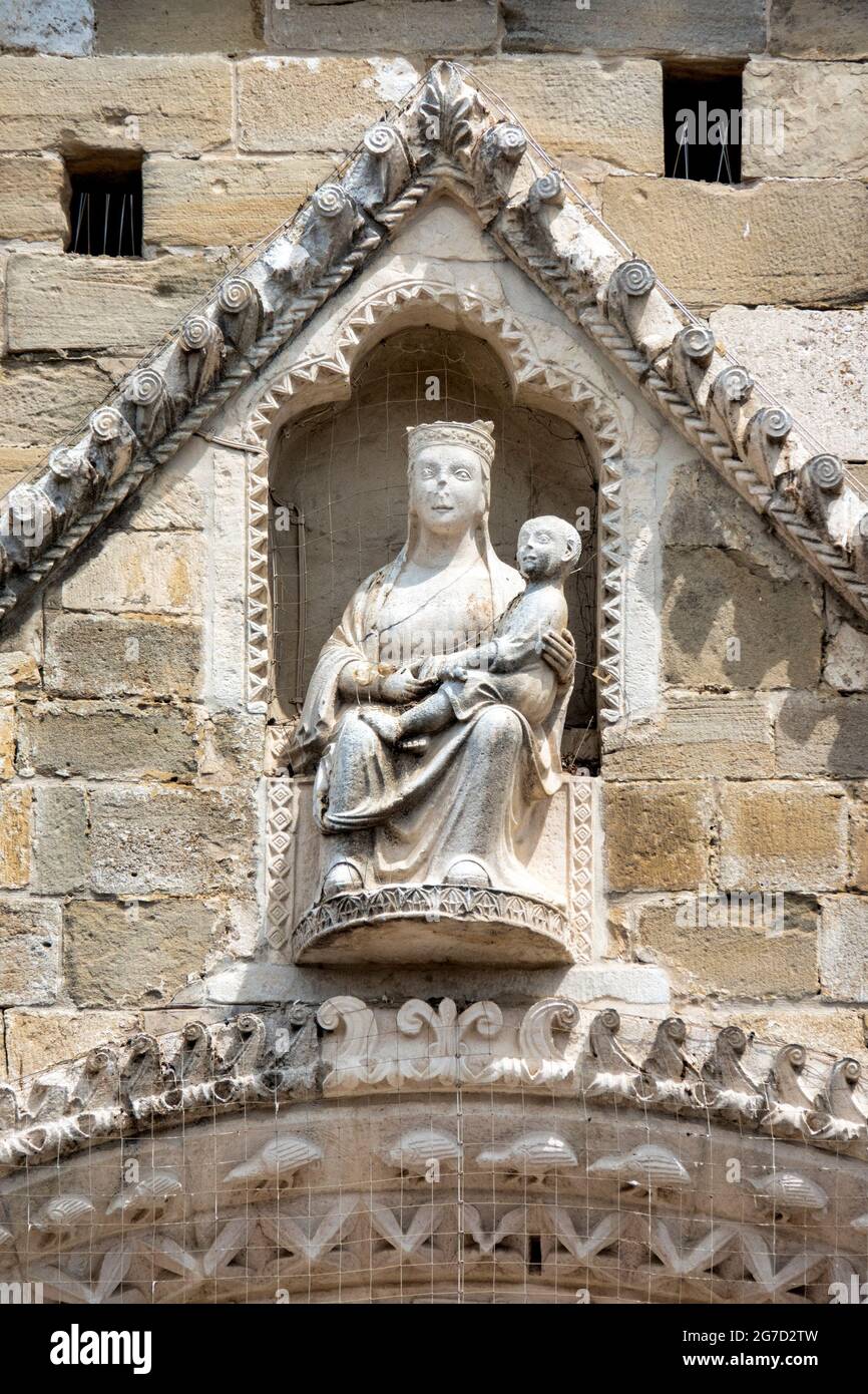 Vierge et enfant sur la façade de la cathédrale d'Atri, Italie Banque D'Images