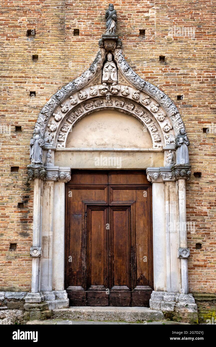La porte principale de l'église Sant'Agostino, Atri, Italie Banque D'Images