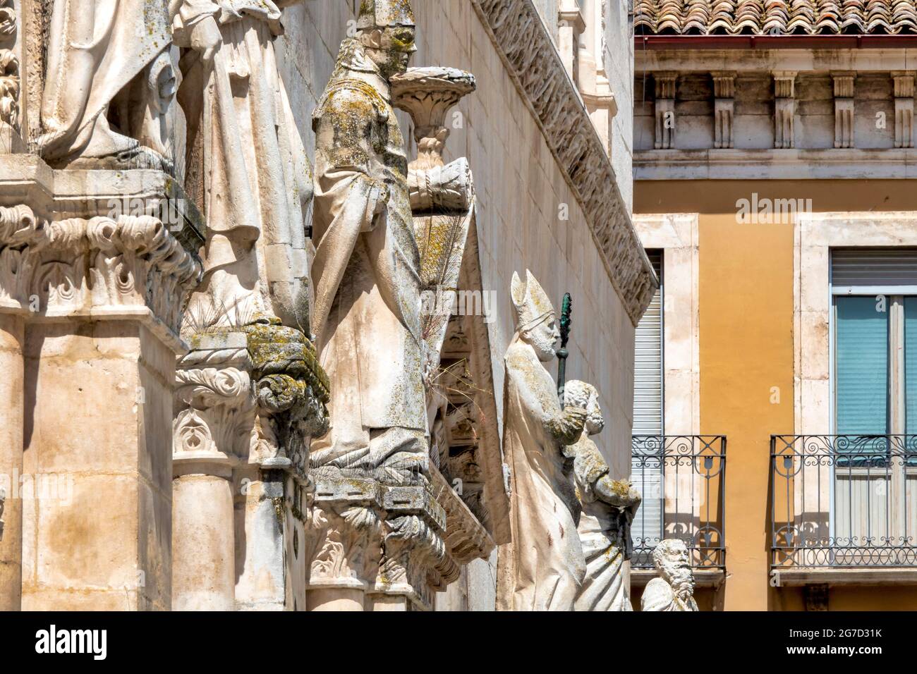 Statues de saints sur la façade du complexe de Santissima Annunziata, Sulmona, Italie Banque D'Images
