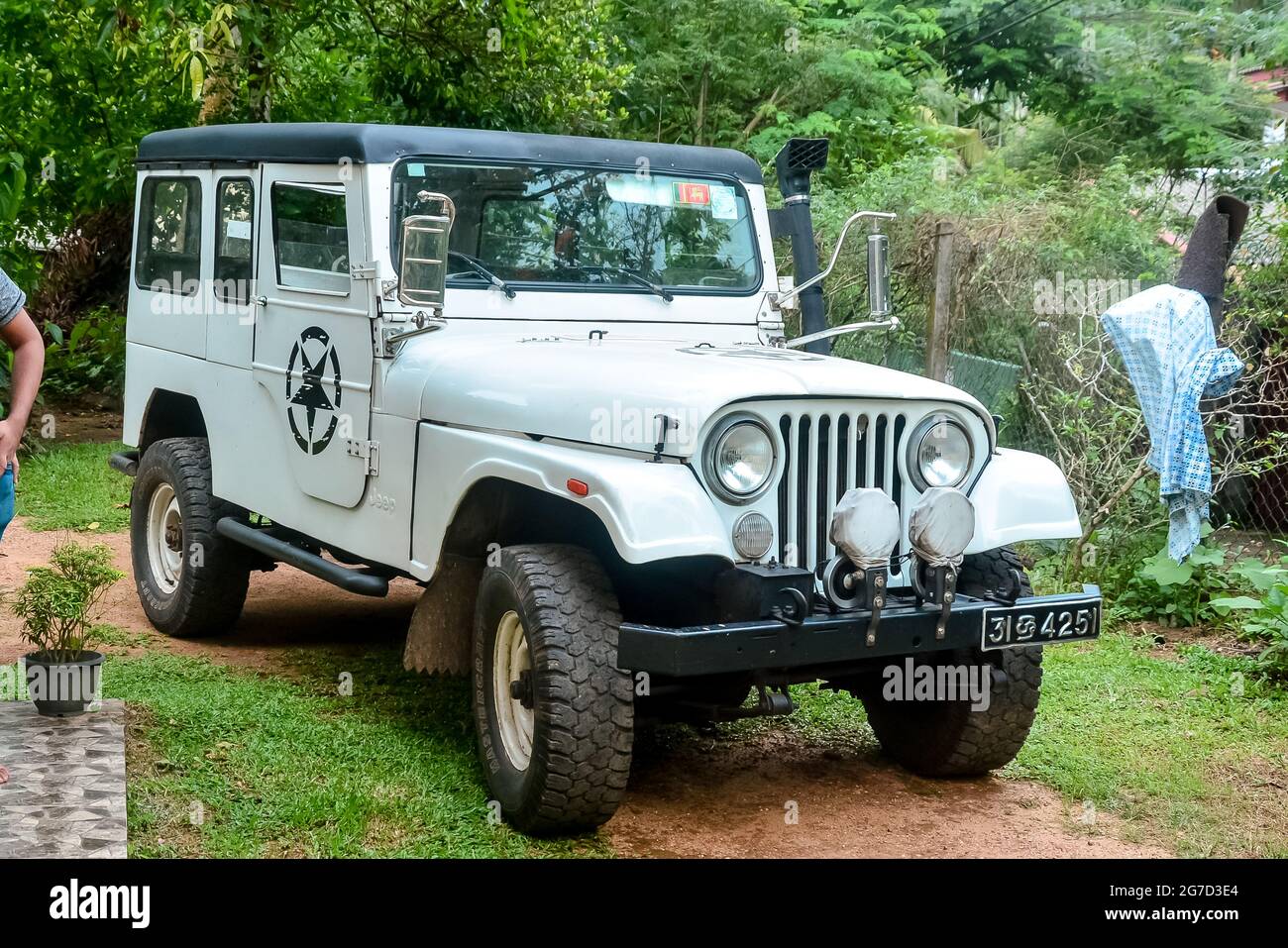 La vieille couleur blanche de la Jeep de Willy a été modifiée au sri lanka Banque D'Images