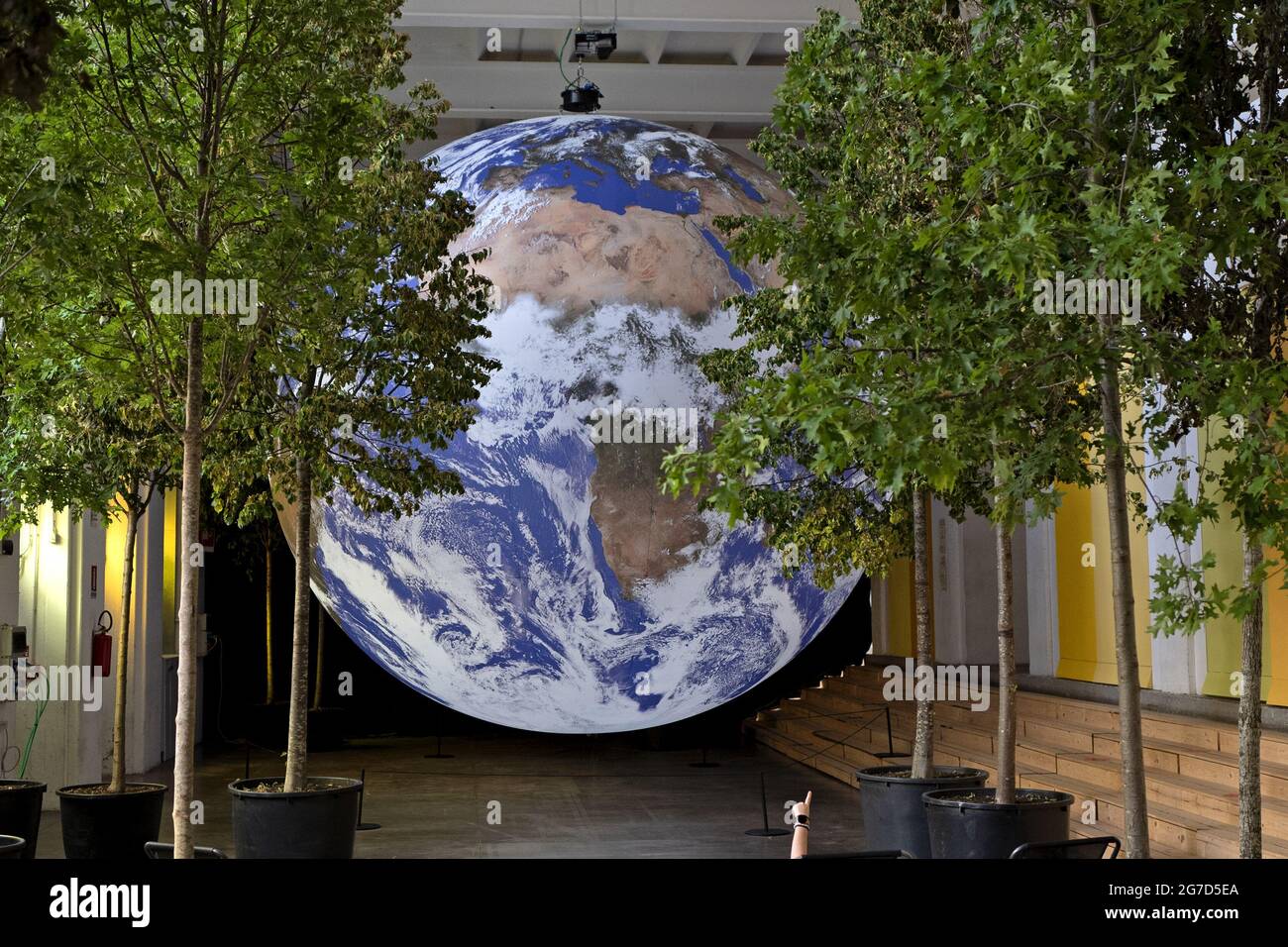 Gaia, une installation artistique de l'artiste britannique Luke Jerram sur notre planète Terre, à base, Milan, Italie. Banque D'Images