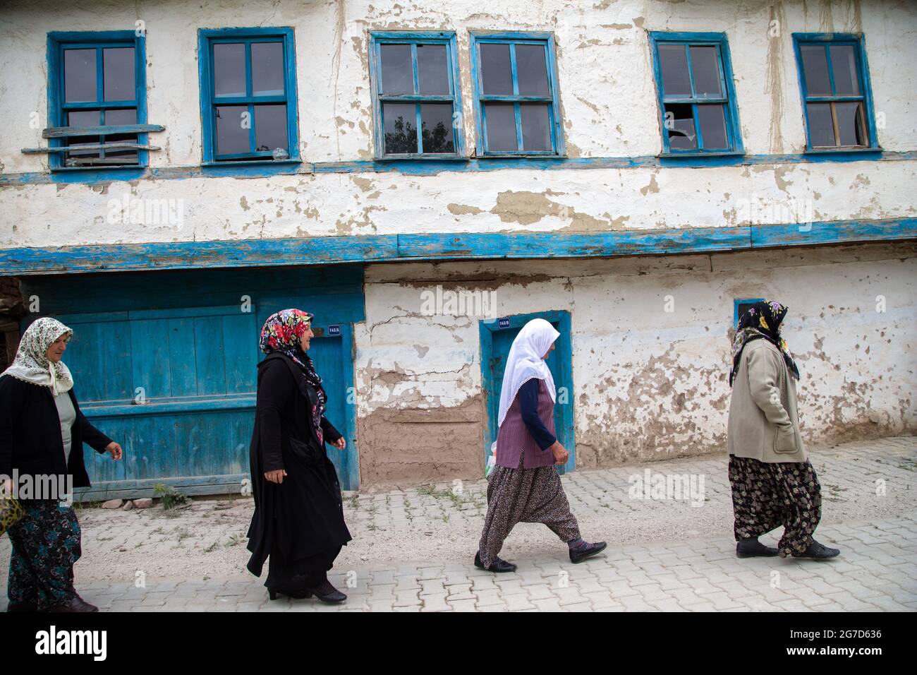Nallihan,Ankara,Turquie - 05-12-2016: Ancienne maison de village et femmes dans le district de Nallihan Banque D'Images