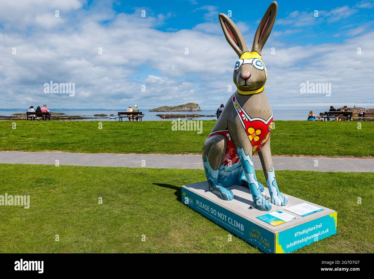 North Berwick, East Lothian, Écosse, Royaume-Uni, 13 juillet 2021. Météo au Royaume-Uni : chaud et ensoleillé au bord de la mer : une des sculptures de lièvre géant dans le cadre de la piste de Big Hare sur Elcho Green dans West Bay Banque D'Images