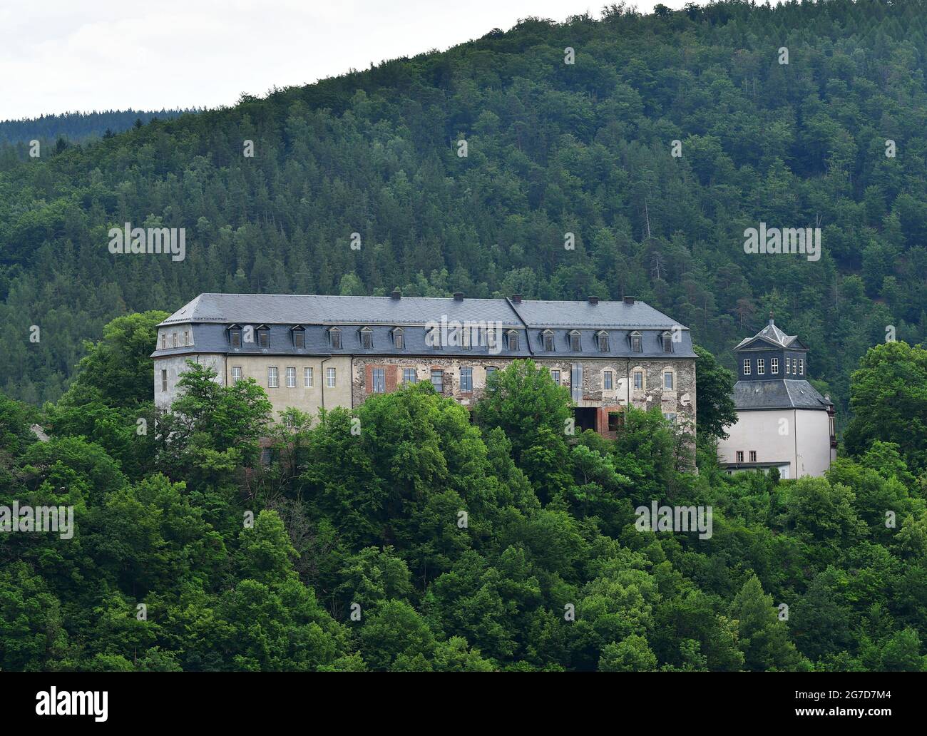 Schwarzburg, Allemagne. 13 juillet 2021. Une vue sur le château de Schwarzburg - lieu de pensée de la démocratie. Le mémorial de la démocratie est un projet conjoint de la Fondation des jardins et des palais de Thuringe et de l'exposition internationale du bâtiment (IBA). Les socialistes nationaux avaient voulu convertir le château en une maison d'hôtes de Reich et démoli ou endommagé des parties du bâtiment à cette fin. Le Président Reich Friedrich Ebert (SPD) a signé la constitution de la République de Weimar à Schwarzburg le 11 août 1919. Credit: Martin Schutt/dpa-Zentralbild/dpa/Alay Live News Banque D'Images