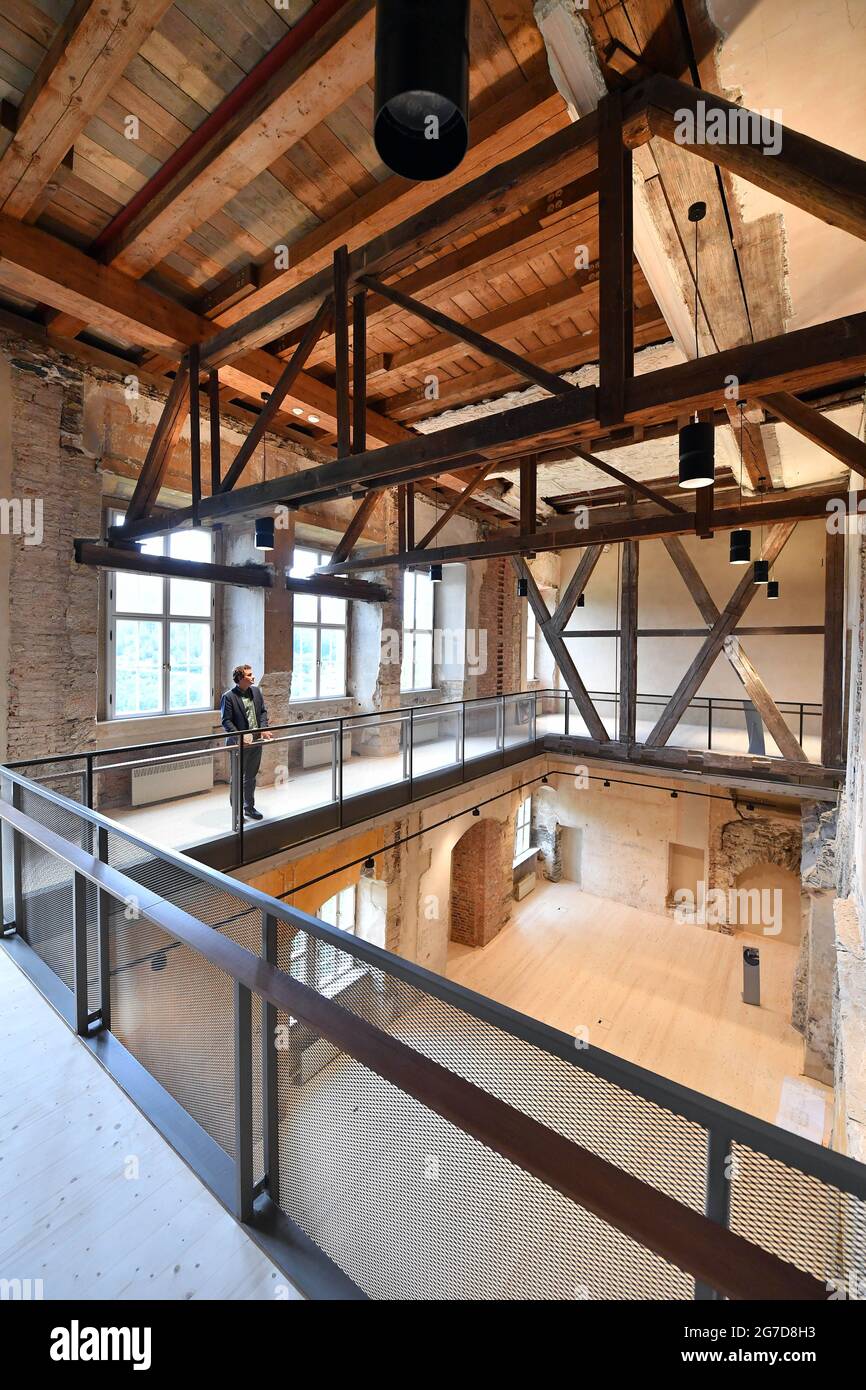 13 juillet 2021, Thuringe, Schwarzburg : lors d'une tournée de presse, le château de Schwarzburg est présenté comme un lieu de pensée pour la démocratie. Le Denkort der Demokratie est un projet conjoint de la Fondation des Palais et jardins de Thuringe et de l'International Building Exhibition (IBA). Les socialistes nationaux avaient voulu convertir le château en une maison d'hôtes de Reich et démoli ou endommagé des parties du bâtiment à cette fin. Le Président Reich Friedrich Ebert (SPD) a signé la constitution de la République de Weimar à Schwarzburg le 11 août 1919. Photo: Martin Schutt/dpa-Zentralbild/dpa Banque D'Images