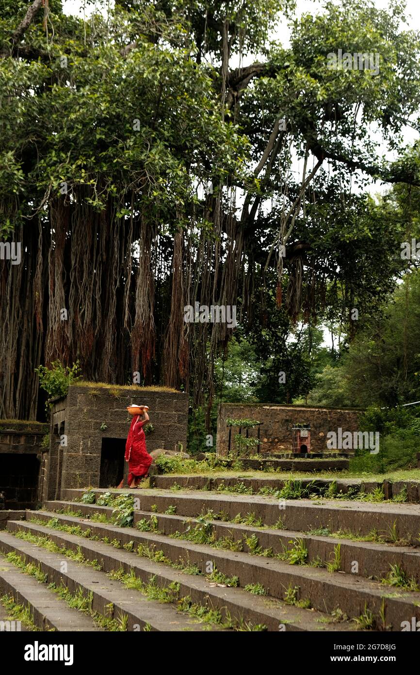 11 juillet 2021 à Mardhe Village, Satara, Inde. Femmes indiennes non identifiées marchant sur la rivière Ghat le matin, mode de vie rural. Scène Indian Village, soit Banque D'Images