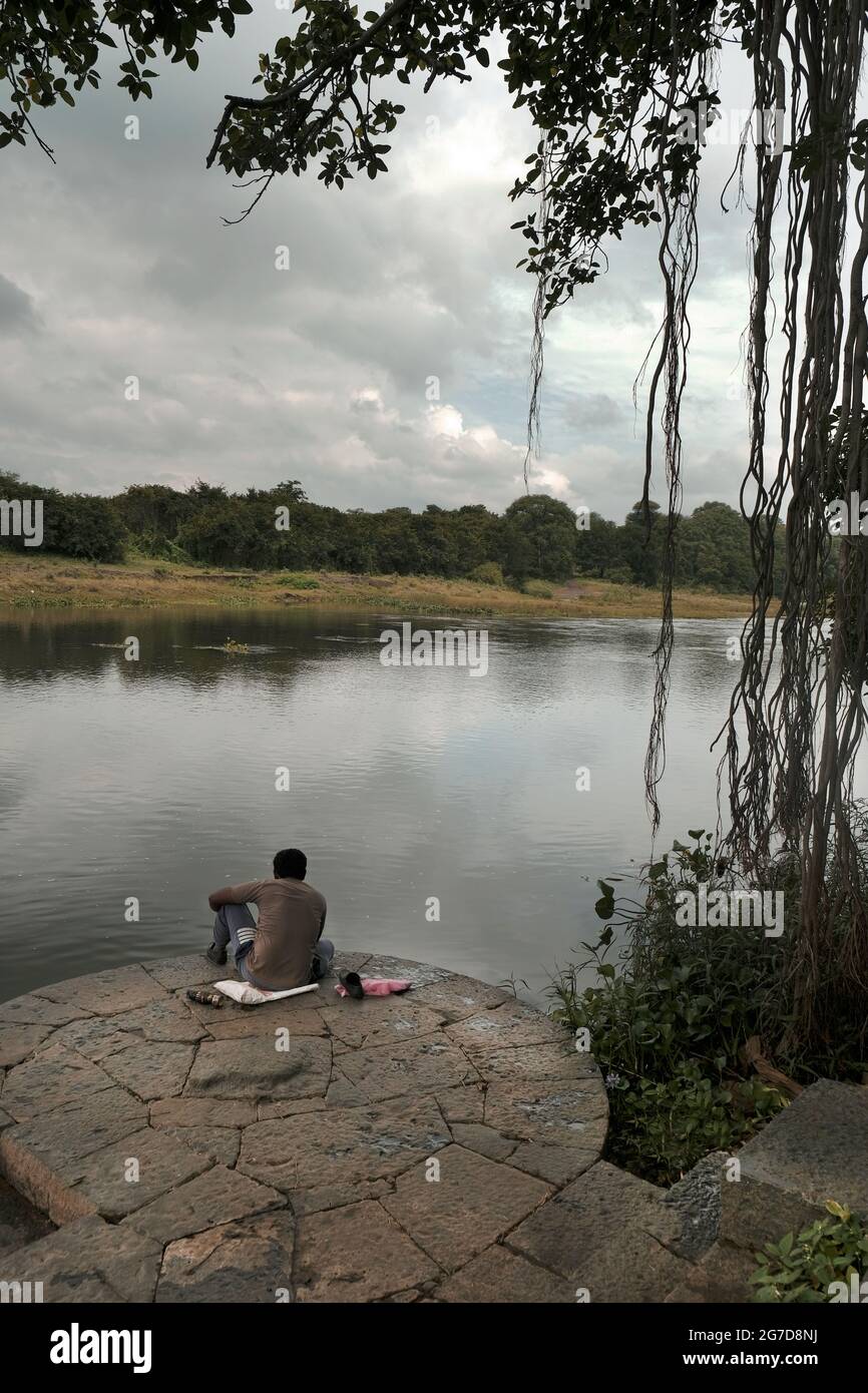 11 juillet 2021 à Mardhe Village, Satara, Inde. Portrait d'un Indien non identifié Homme pêchant dans une rivière le matin, mode de vie rural. Village indien Banque D'Images