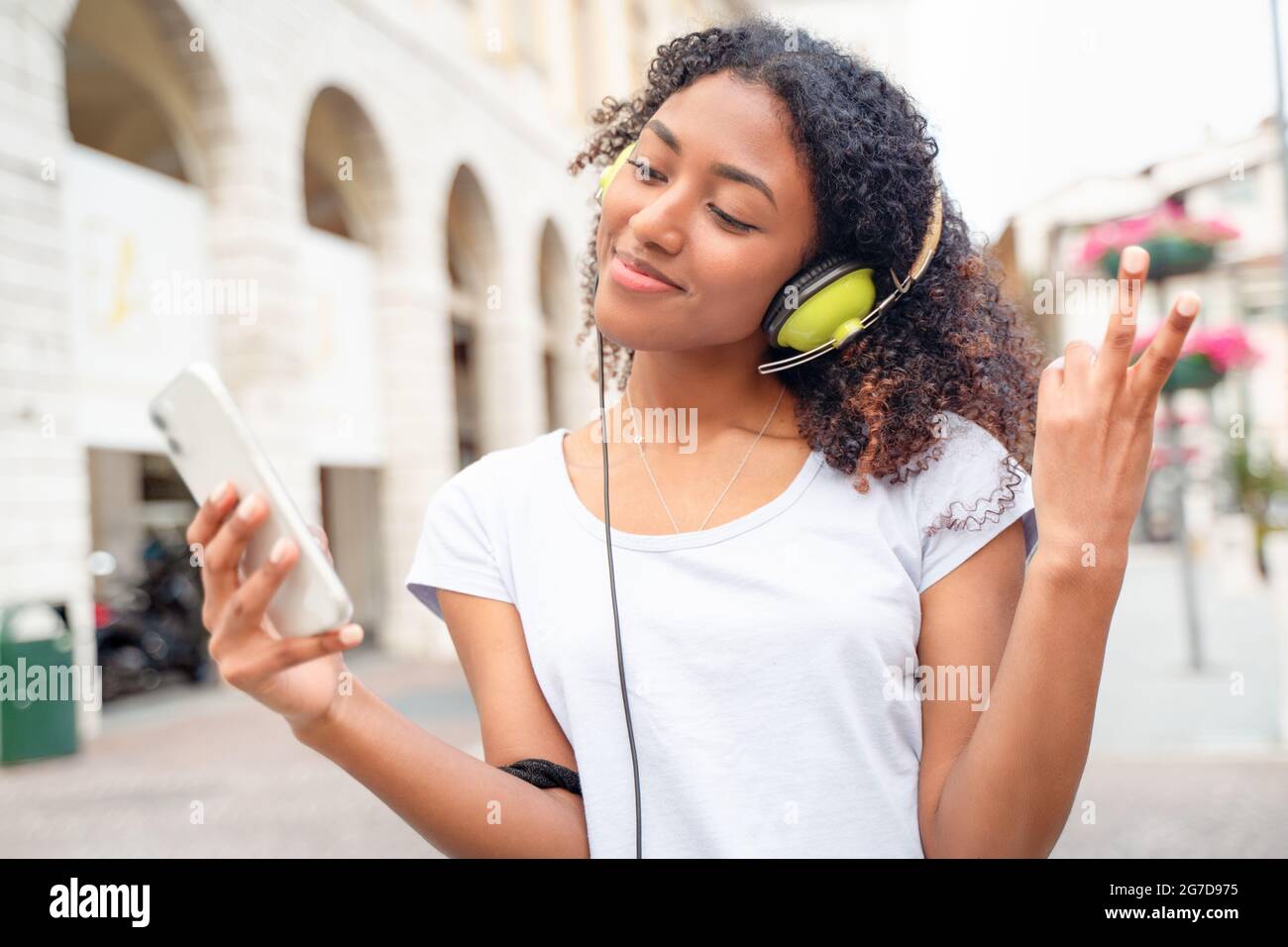 Bonne Jeune Femme A Ecouter De La Musique En Streaming Dans La Ville Photo Stock Alamy