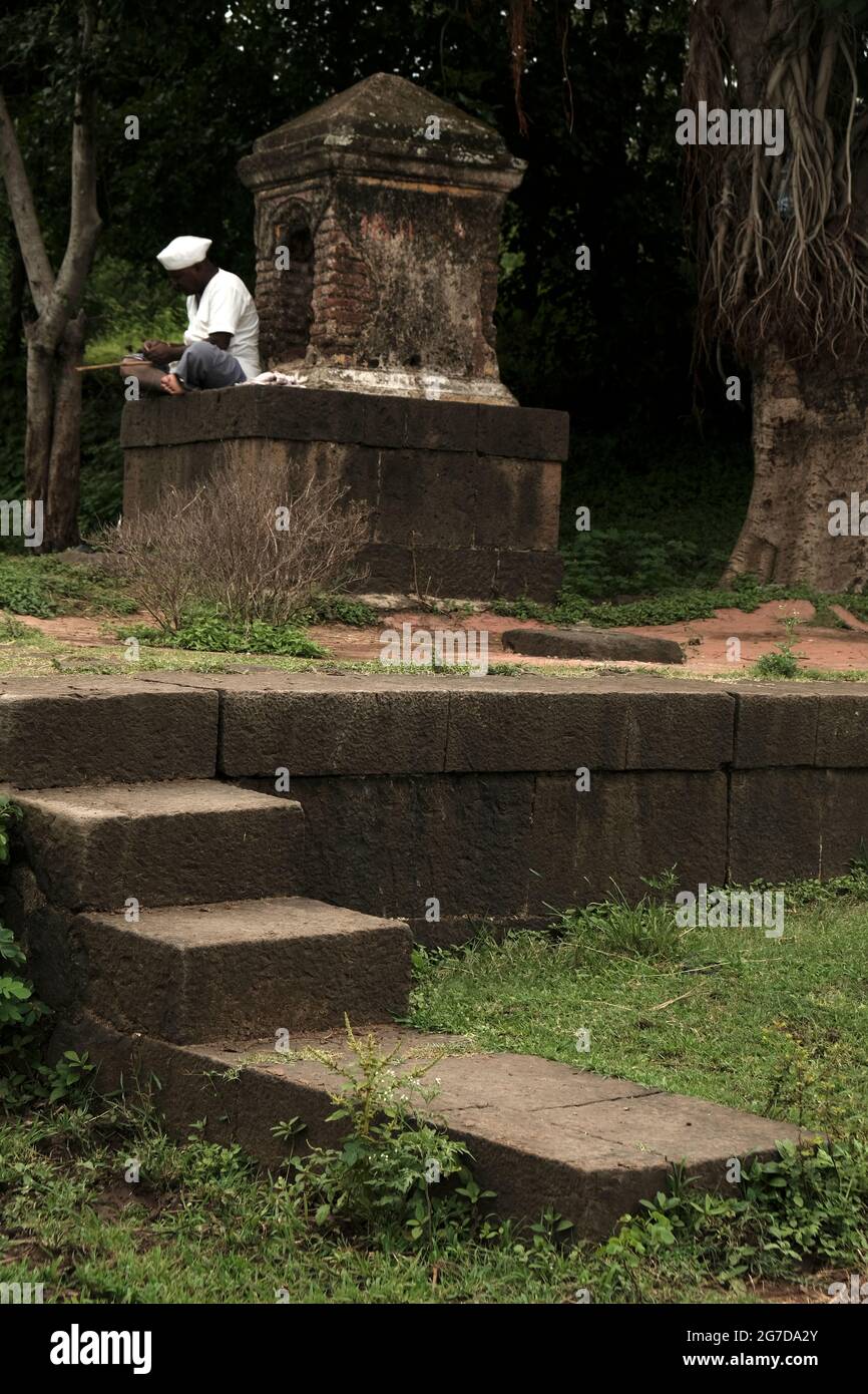 11 juillet 2021 à Mardhe Village, Satara, Inde. Old Man indien non identifié assis devant le petit Temple le matin, style de vie rural. Village indien Banque D'Images