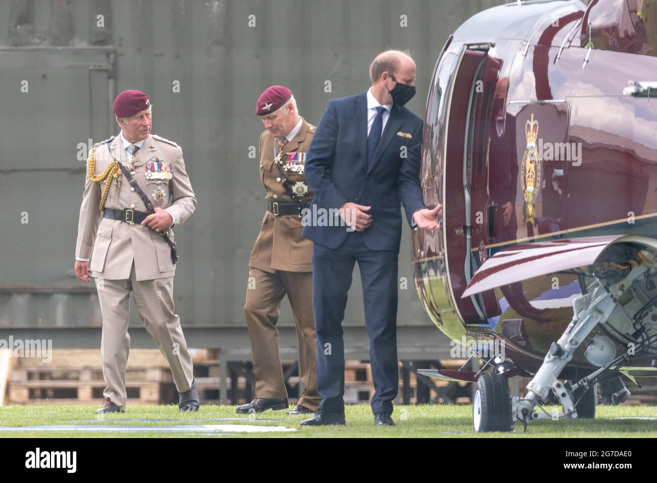 Merville Barracks, Colchester, Essex, Royaume-Uni. 13 juillet 2021. Une présentation de nouvelles couleurs pour le Régiment de parachutistes de l'Armée britannique a eu lieu à leur base de casernes Merville à Colchester, avec un flipast d'anciens combattants et actuels de la Royal Air Force et de l'Armée britannique. Le prince Charles, colonel en chef du régiment, a présenté les nouvelles couleurs aux 1er, 2e et 3e bataillons du Régiment de parachutistes et a plus tard décollé dans un hélicoptère S-76C Sikorsky de la Reine Banque D'Images