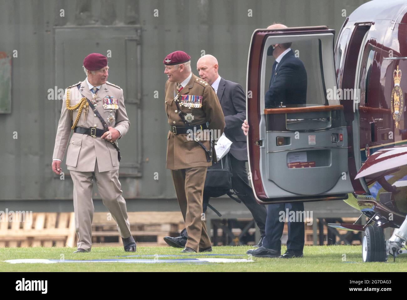 Merville Barracks, Colchester, Essex, Royaume-Uni. 13 juillet 2021. Une présentation de nouvelles couleurs pour le Régiment de parachutistes de l'Armée britannique a eu lieu à leur base de casernes Merville à Colchester, avec un flipast d'anciens combattants et actuels de la Royal Air Force et de l'Armée britannique. Le prince Charles, colonel en chef du régiment, a présenté les nouvelles couleurs aux 1er, 2e et 3e bataillons du Régiment de parachutistes et a plus tard décollé dans un hélicoptère S-76C Sikorsky de la Reine Banque D'Images