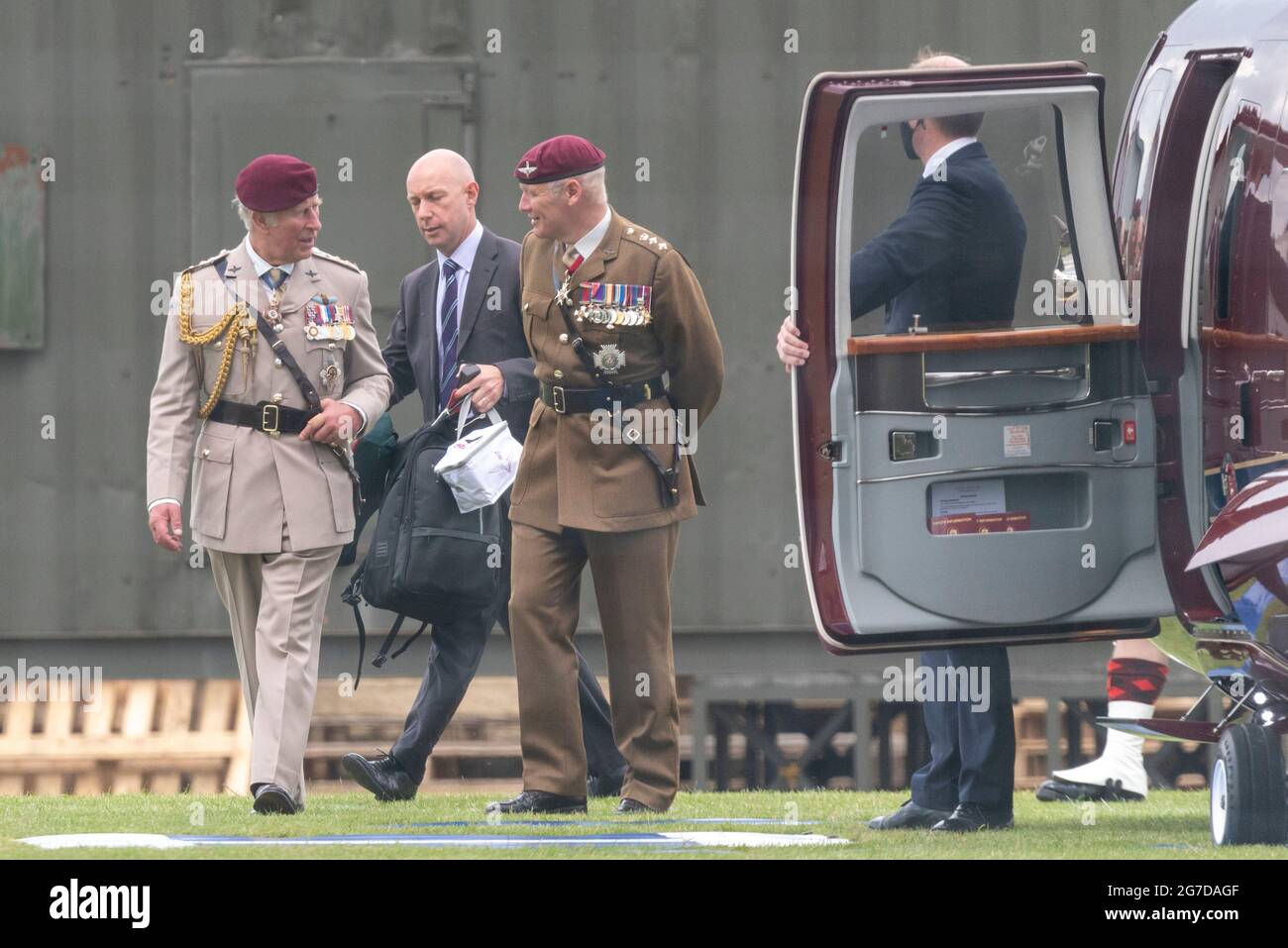 Merville Barracks, Colchester, Essex, Royaume-Uni. 13 juillet 2021. Une présentation de nouvelles couleurs pour le Régiment de parachutistes de l'Armée britannique a eu lieu à leur base de casernes Merville à Colchester, avec un flipast d'anciens combattants et actuels de la Royal Air Force et de l'Armée britannique. Le prince Charles, colonel en chef du régiment, a présenté les nouvelles couleurs aux 1er, 2e et 3e bataillons du Régiment de parachutistes et a plus tard décollé dans un hélicoptère S-76C Sikorsky de la Reine Banque D'Images