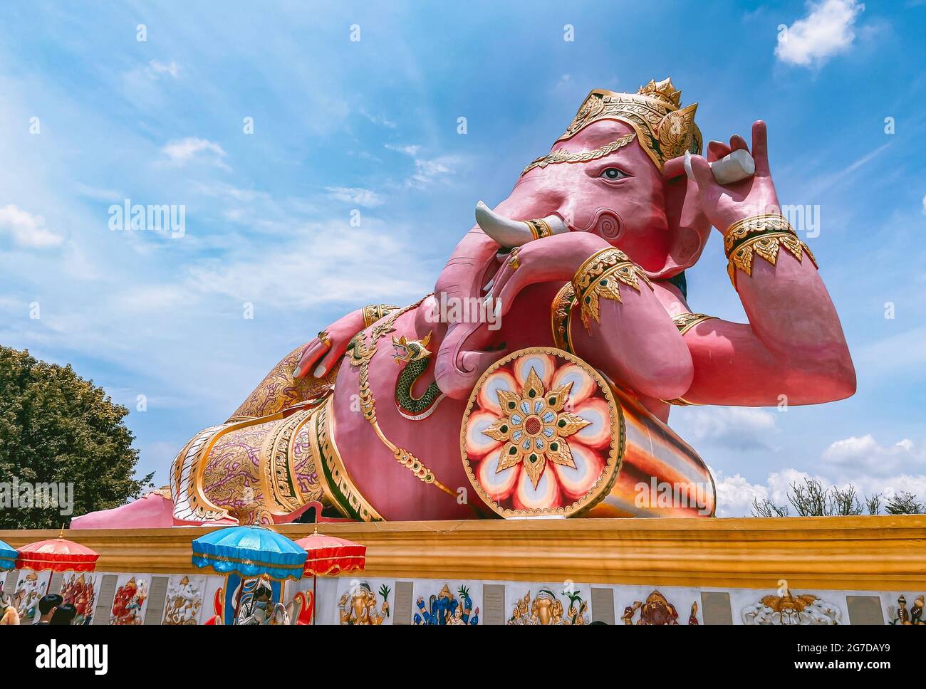 Wat Saman Rattanaram temple aux pétales de fleurs à Chachoengsao, Thaïlande Banque D'Images