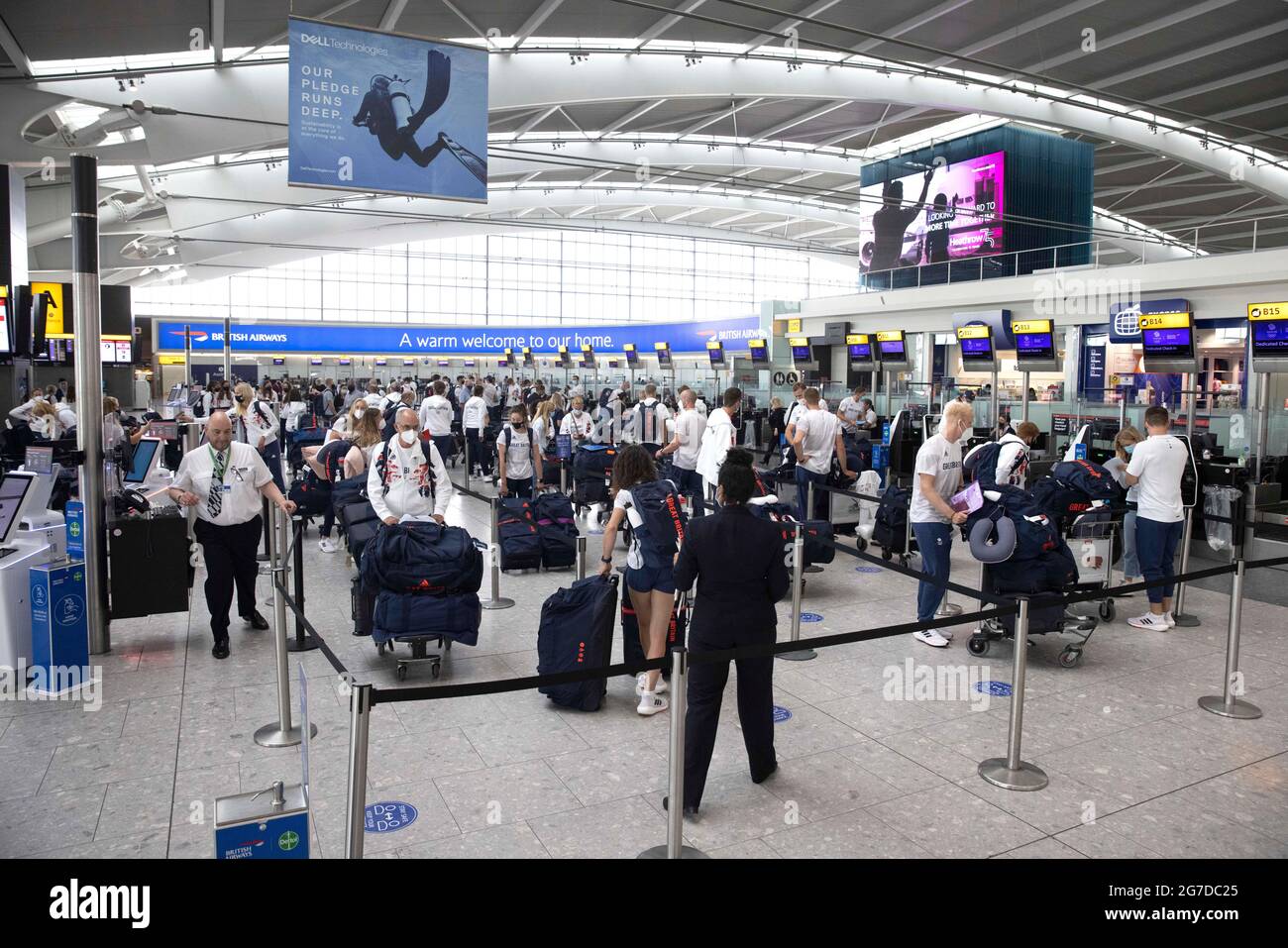 Londres, Royaume-Uni. 13 juillet 2021. Passagers du terminal 5. Les passagers de l'aéroport d'Heathrow seront proches le 19 juillet et les restrictions de voyage seront levées dans certains pays. Hier (12 juillet) il y a eu de longues files d'attente à Heathrow car beaucoup de gardes de sécurité ont dû s'isoler. Le Syndicat des services d'immigration a averti que les voyageurs peuvent être confrontés à des retards de 6 heures lorsque les restrictions sont assouplies. Crédit : Mark Thomas/Alay Live News Banque D'Images