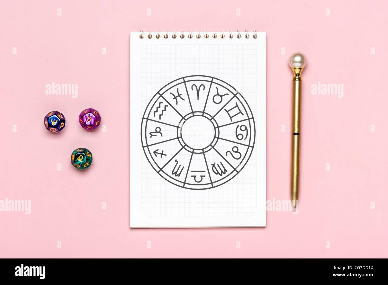 Horoscope cercle avec douze signes de zodiaque sur le papier, divination dice, pierre colorée sur fond rose la narration de Fortune et prédictions d'astrologie Banque D'Images