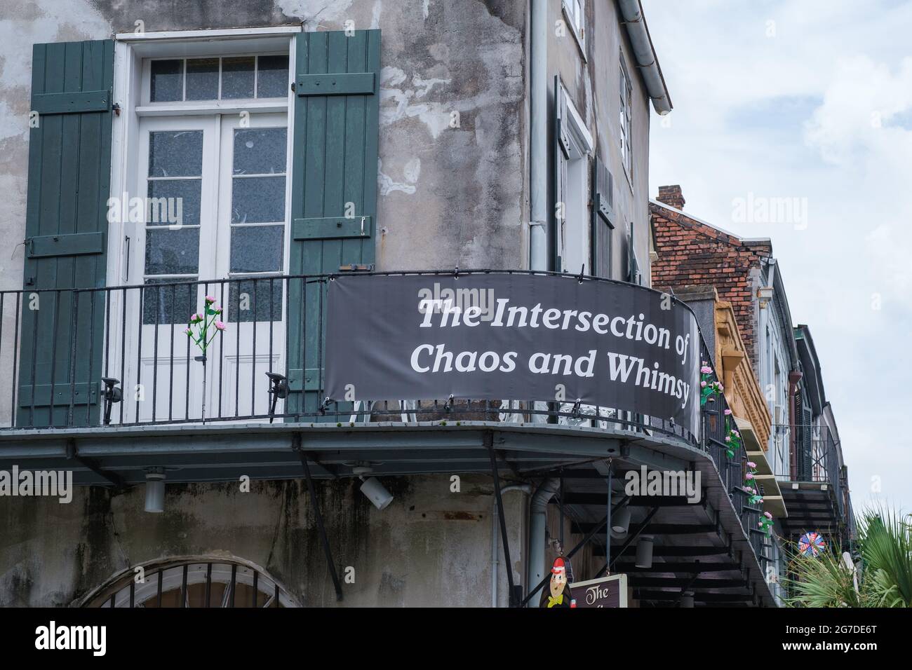 LA NOUVELLE-ORLÉANS, LA, USA - 10 JUILLET 2021 : panneau « The intersection of chaos and Whimsy » sur un balcon sur Decatur Street dans le quartier français Banque D'Images